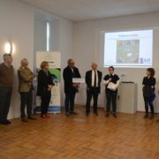l’équipe projet présente le bureau mobile devant les élus l'équipe projet présente le bureau mobile devant les élus