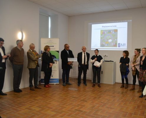 l'équipe projet présente le bureau mobile devant les élus